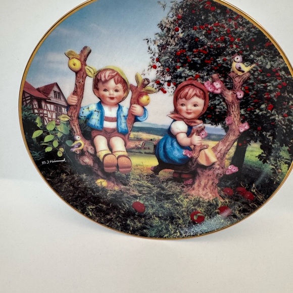Vintage 1989 MJ Hummel "Apple Tree Boy & Girl"  Danbury Mint 8" Plate W/Gold Rim - Picture 3 of 5